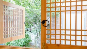 Una porta corredissa japonesa tradicional amb marc de fusta i un disseny de reixa.
