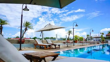 Outdoor pool, pool loungers