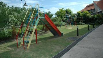 Tempat bermain anak - outdoor