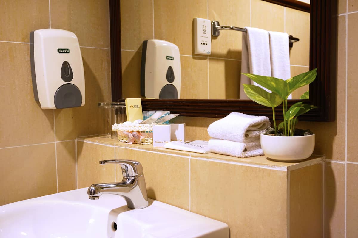 Shower, rainfall showerhead, free toiletries, hair dryer