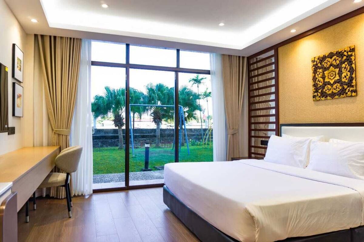 Premium bedding, desk, blackout drapes, soundproofing