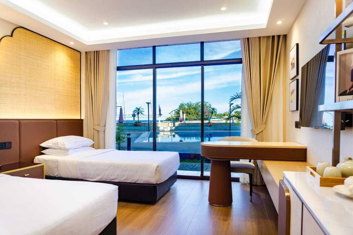 Premium bedding, desk, blackout drapes, soundproofing