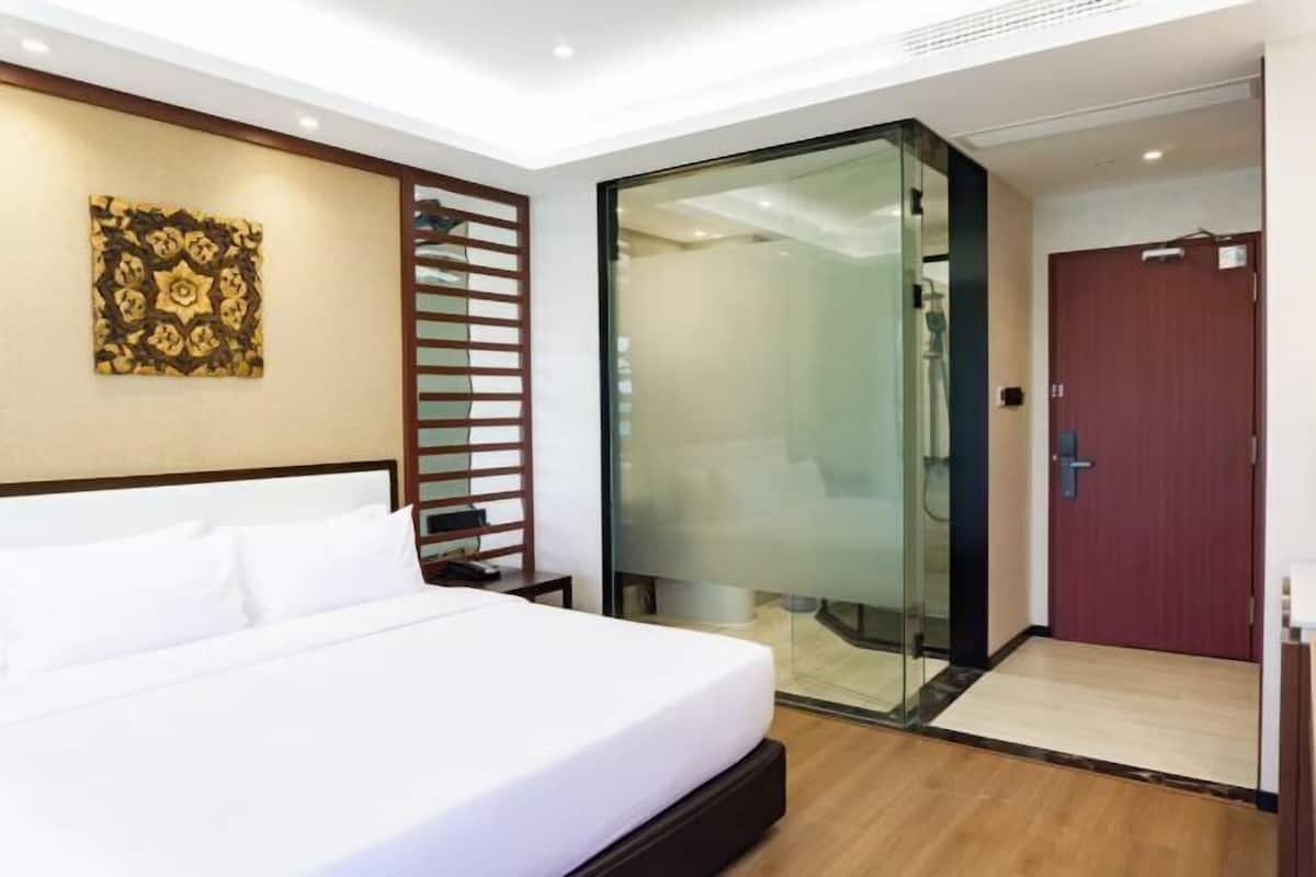 1 bedroom, premium bedding, desk, blackout curtains