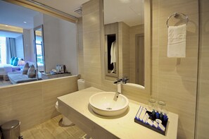 Deluxe-værelse - havudsigt | Badeværelse | Gratis toiletartikler, hårtørrer, badekåber, hjemmesko
