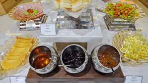 Un buffet proposant une variété de plats et d'accompagnements.