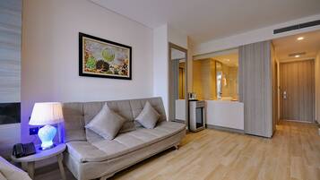 Deluxe Room, Sea View | Living area | 40-inch flat-screen TV with cable channels, TV