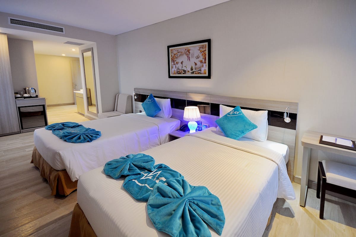 Deluxe kamer, uitzicht op zee (Senior) | Een minibar, een kluis op de kamer, een bureau, verduisterende gordijnen