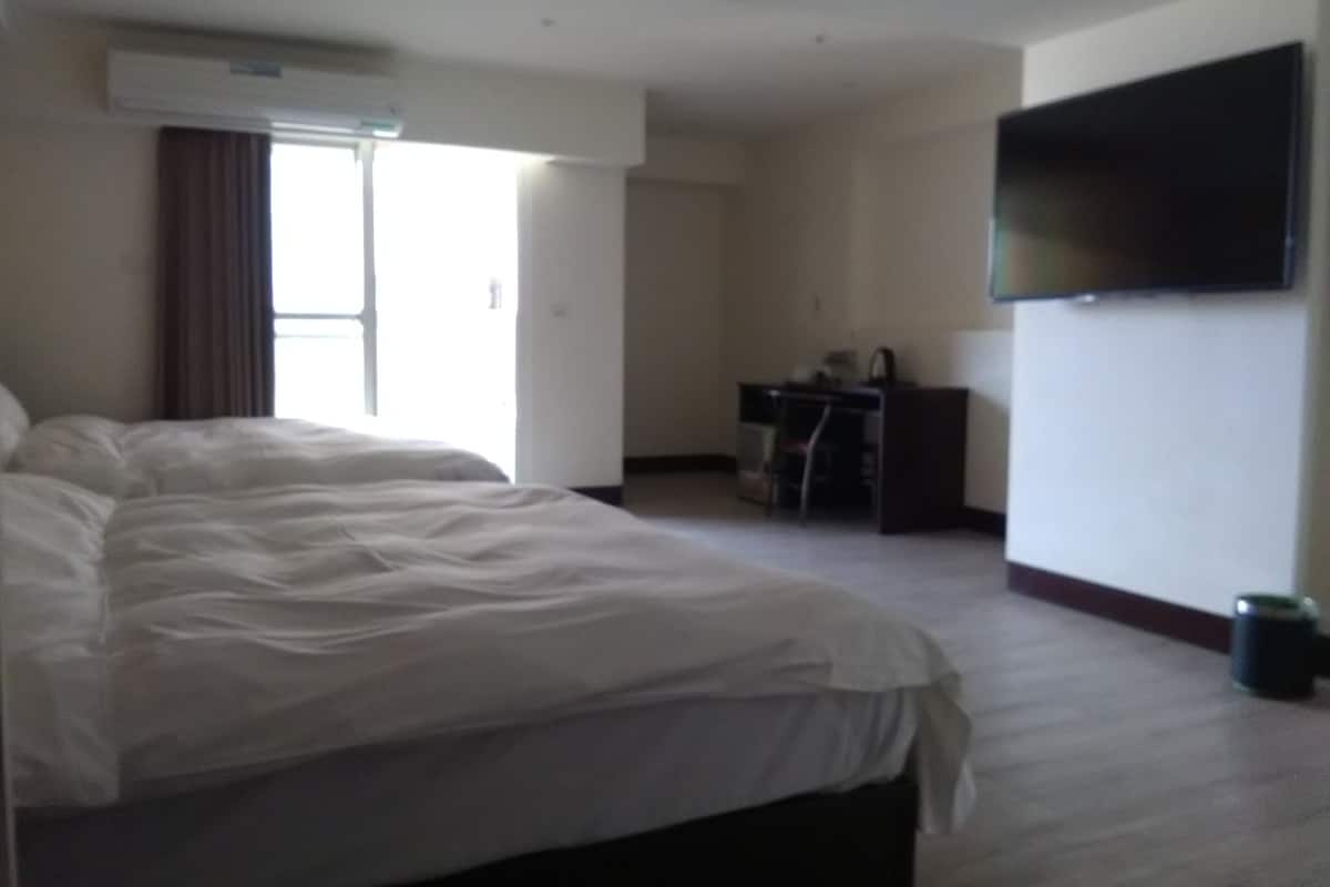 Habitación triple familiar, varias camas, para no fumadores | Edredón, escritorio, insonorización y wifi gratis