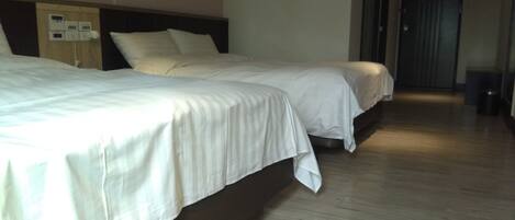 Standard Quadruple Room | Down duvets, desk, soundproofing, free WiFi