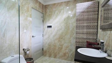 Deluxe Double Room | Bathroom | Shower, rainfall showerhead, hair dryer, bidet