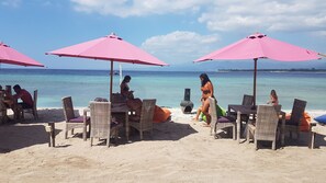 Se sirven desayunos, almuerzos y cenas; cocina local e internacional