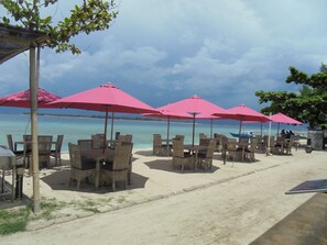 Breakfast, lunch, dinner served; local and international cuisine 