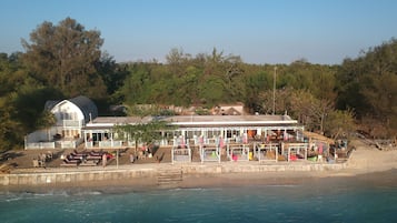 Plage, sable blanc, cabines gratuites, chaises longues
