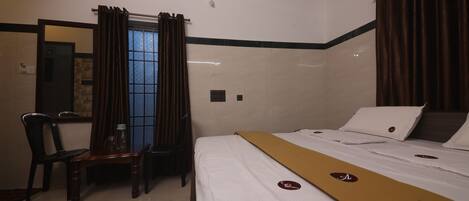 Habitación individual estándar, 1 cama King size, para no fumadores | Caja de seguridad en la habitación, escritorio y wifi gratis