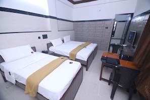 Chambre Double Standard, 1 trĂšs grand lit, non-fumeurs | Coffres-forts dans les chambres, bureau, Wi-Fi gratuit