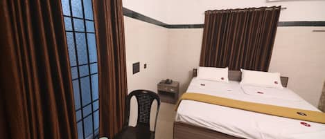 Quarto casal standard, 1 cama King, para não fumantes | Cofres nos quartos, escrivaninha, Wi-Fi de cortesia