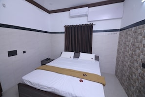 Chambre Simple Deluxe, 1 trĂšs grand lit, non-fumeurs | Coffres-forts dans les chambres, bureau, Wi-Fi gratuit
