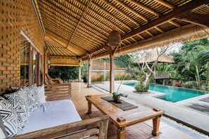 Villa – honeymoon, 1 soverom, bassengutsikt | Oppholdsområde | Flatskjerm-TV