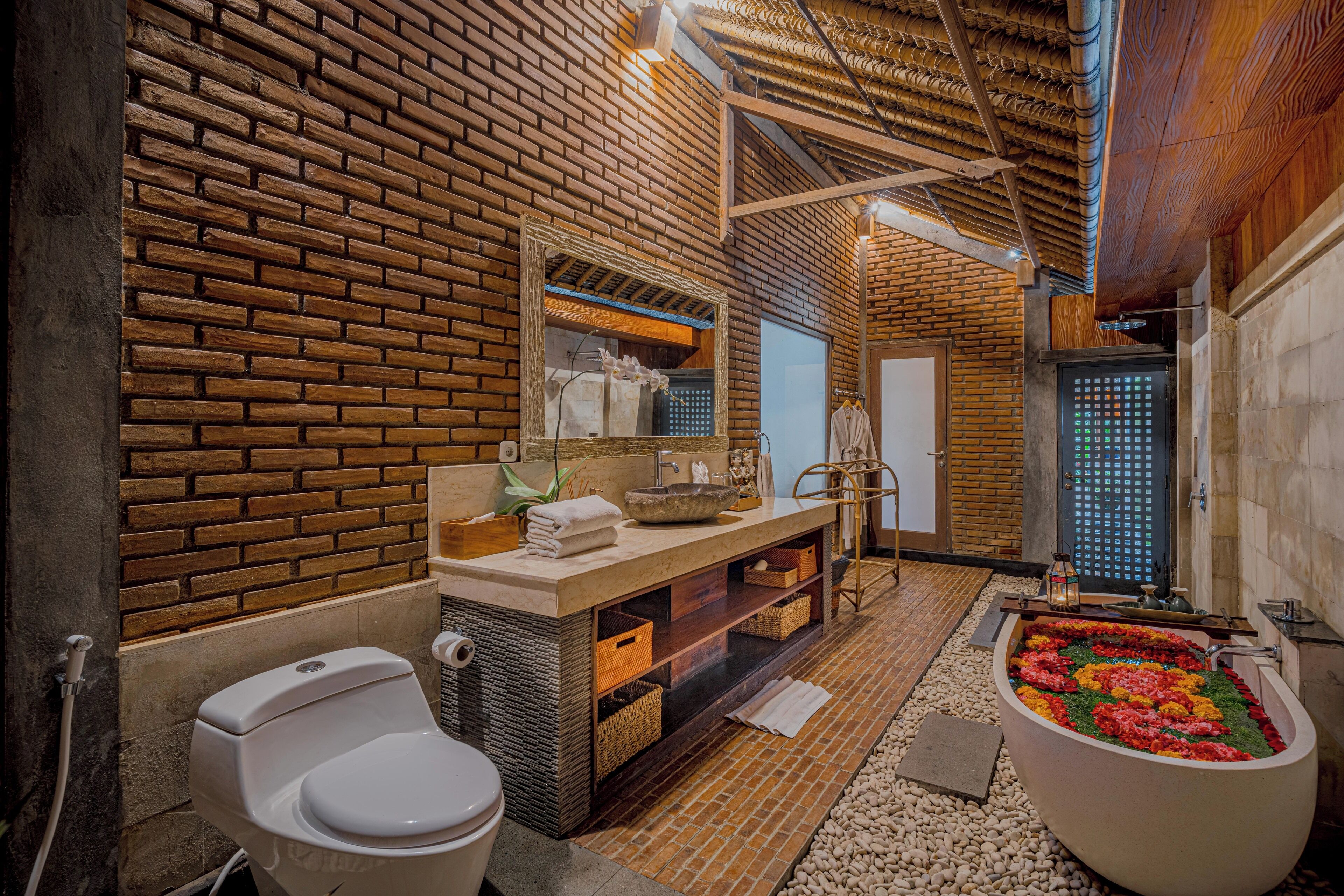 Villa pour lune de miel, 1 chambre, vue sur la piscine | Salle de bain | Baignoire et douche séparées, baignoire profonde, douche cascade
