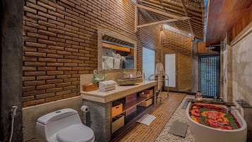 Villa pour lune de miel, 1 chambre, vue sur la piscine | Salle de bain | Baignoire et douche séparées, baignoire profonde, douche cascade