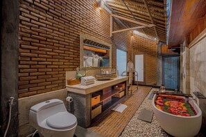Honeymoon Villa, 1 Bedroom, Pool View | Bathroom - Villa Bedauh Ubud (Ubud)
