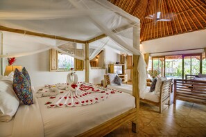 Villa luna di miele, 1 camera da letto, vista piscina | 1 camera, biancheria da letto di alta qualità, minibar, una scrivania