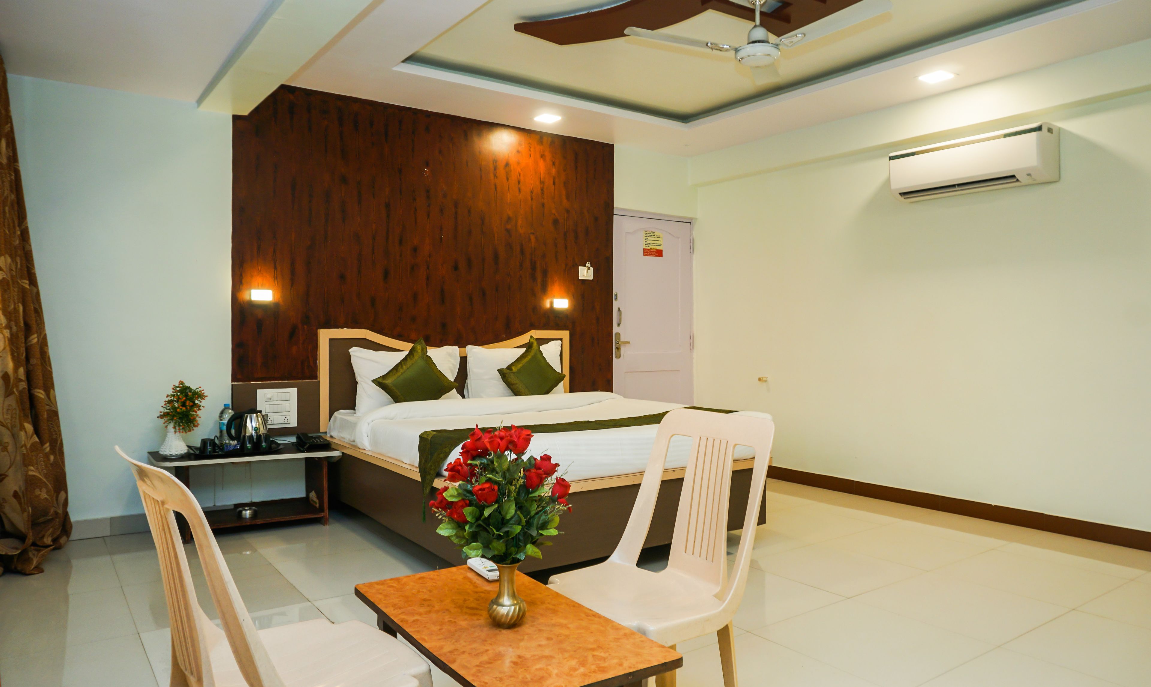 Deluxe Room | Iron/ironing board, rollaway beds, free WiFi, bed sheets