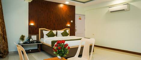 Deluxe Room | Iron/ironing board, rollaway beds, free WiFi, bed sheets