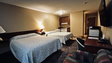 Familie studio suite, 2 tweepersoonsbedden, kitchenette | Een bureau, een laptopwerkplek, verduisterende gordijnen, gratis wifi