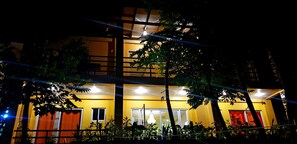Façade de l’hébergement  – soirée/nuit