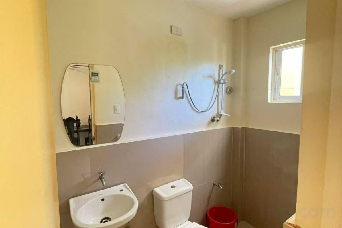 Bidet, towels