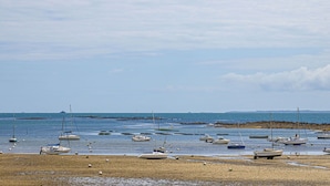 A beach with multiple boats anchored in shallow water, a rocky shoreline, and a clear sky. - Wonderful private villa for 8 people with WIFI, TV, terrace and pets allowed (Saint-philibert)