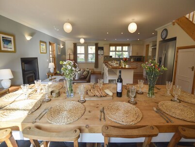 Wonderful private villa for 10 guests with TV, patio, pets allowed and panoramic view