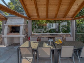 Outdoor dining - Stunning private villa for 16 people with hot tub, WIFI, A/C, private pool, TV and terrace (Rijeka)