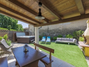 Table, Meubles, Plante, Bâtiment, Bleu Azur, Mobilier De Jardin, Ombre, Design Intérieur, Bois, Plante D'Appartement