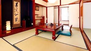 A traditional Japanese room with tatami flooring, a low wooden table, and a shoji screen. - Gokayama Ryokan Yoshinoya (Nanto)