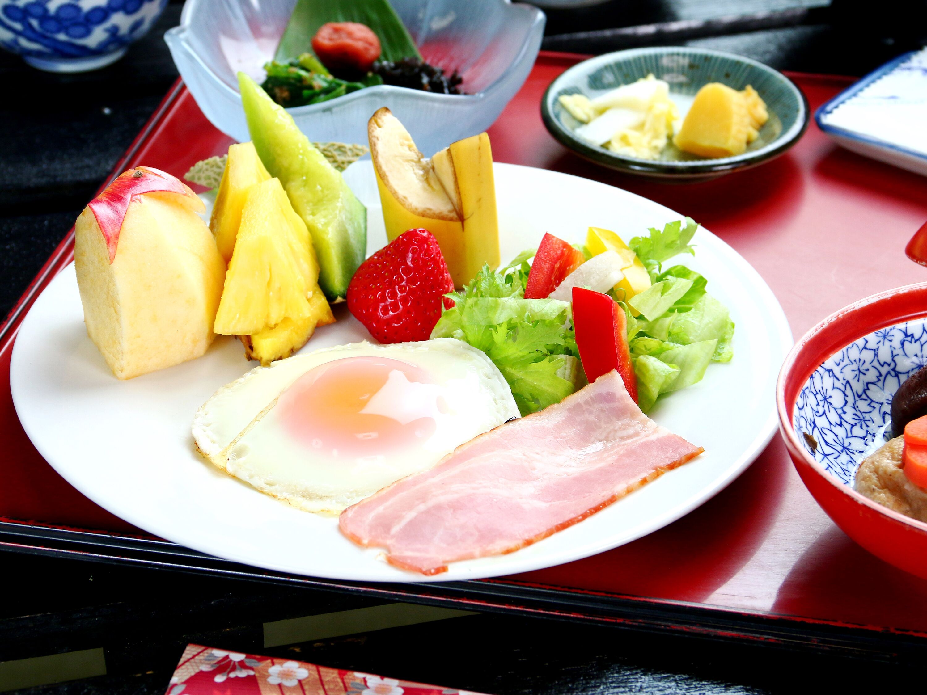 Un plato de comida con frutas, verduras y carne.