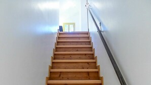 A wooden staircase with a handrail, leading to a door at the top. - Cosy apartment for 4 people with hot tub, WIFI and TV (Chamonix)