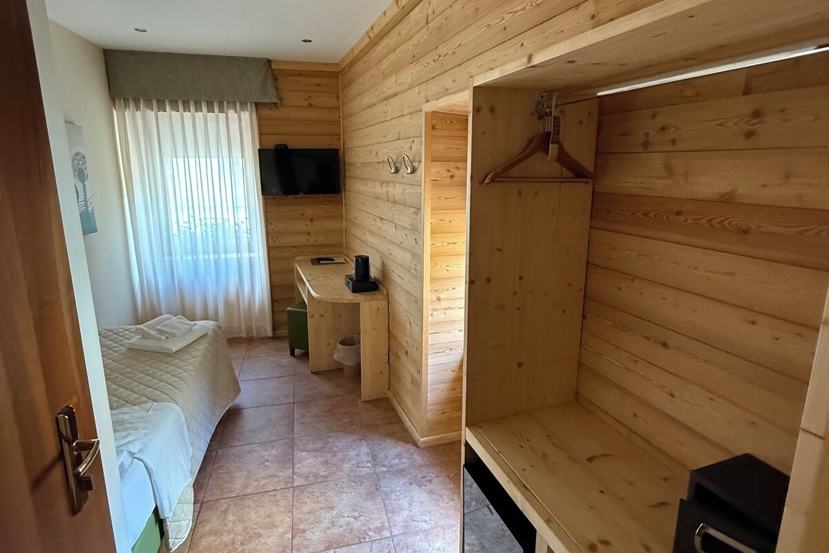 In-room safe, desk, cribs (surcharge), WiFi (free)