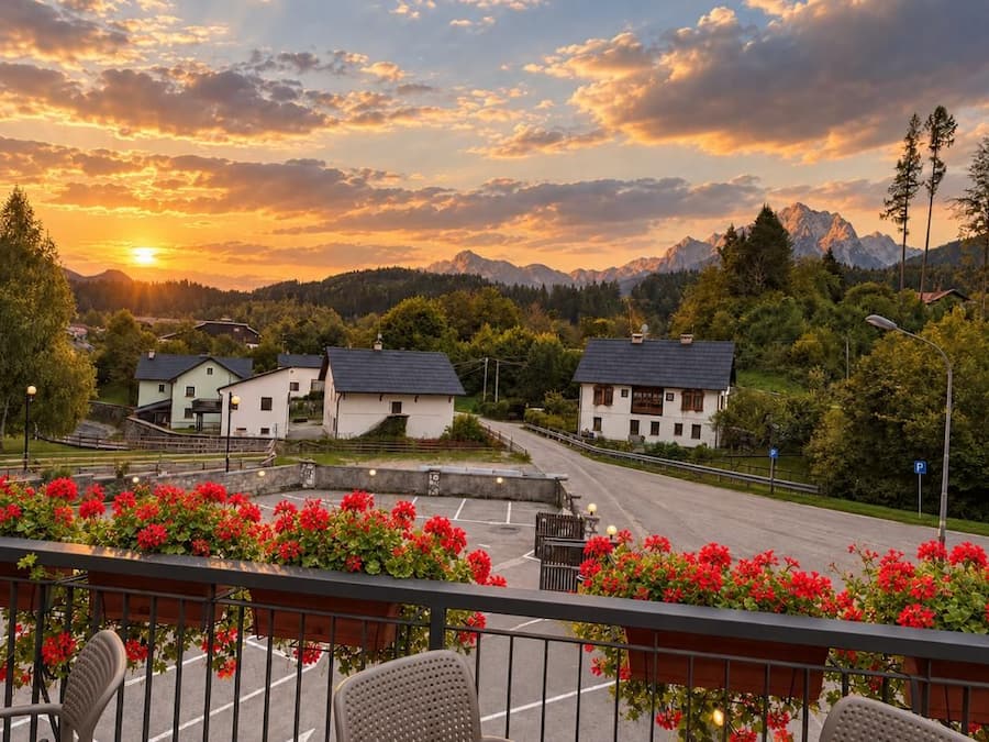 Zona residencial con casas, una carretera y vistas del atardecer.