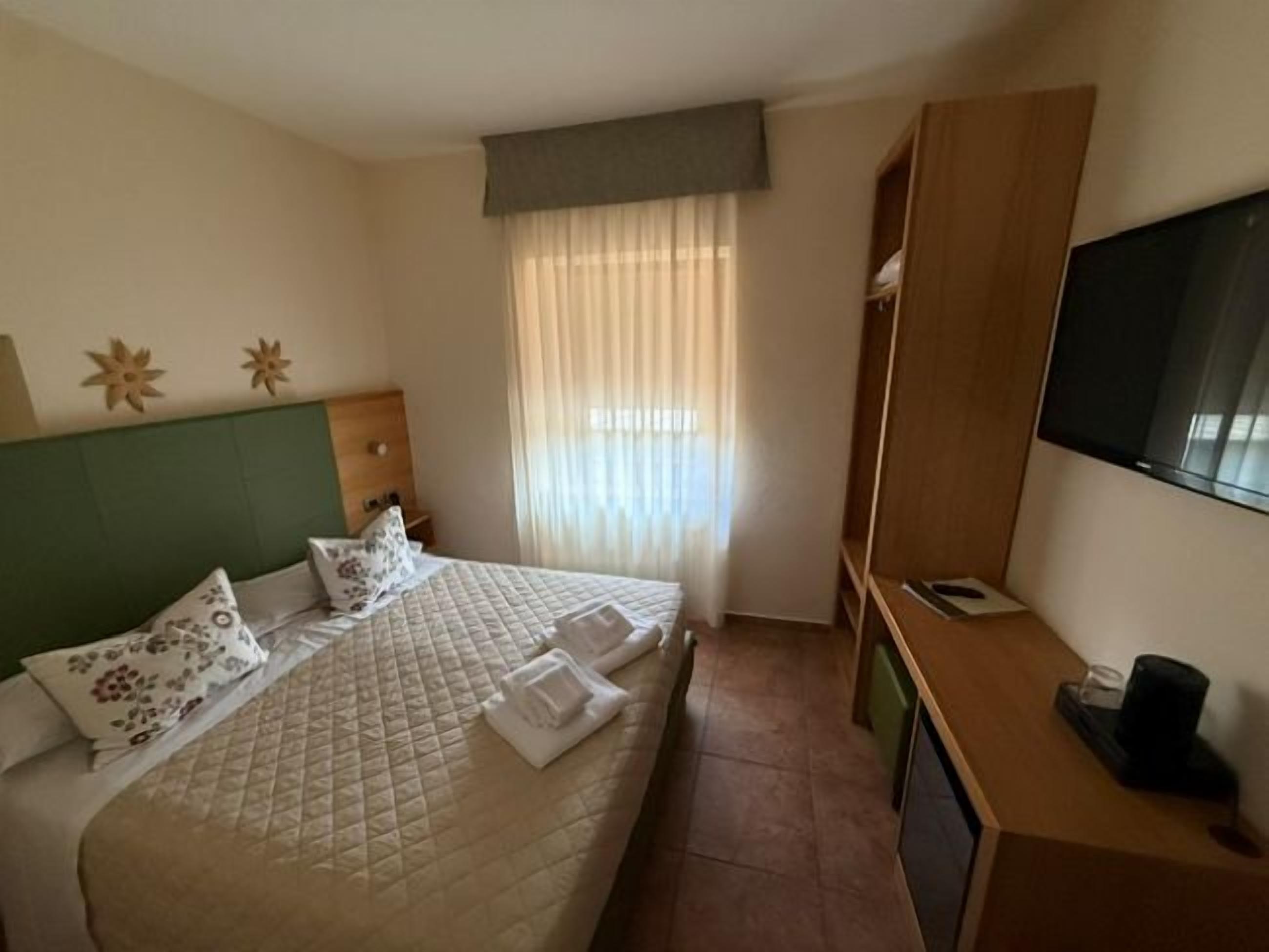 Quarto casal clássico | Cofres nos quartos, escrivaninha, berços (sobretaxa), Wi-Fi de cortesia