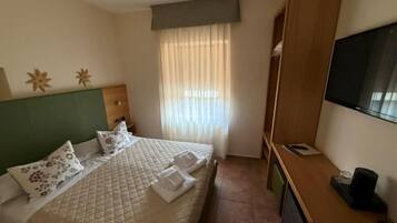 Quarto casal clássico | Cofres nos quartos, escrivaninha, berços (sobretaxa), Wi-Fi de cortesia