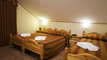 Superior Triple Room | In-room safe, desk, cribs/infant beds, free WiFi