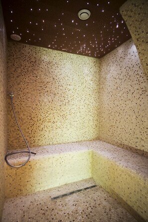 Sauna, hot tub, steam room, Turkish bath/hammam, massages
