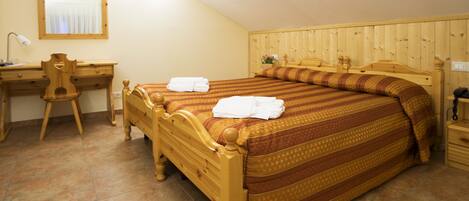 Habitación clásica doble | Caja fuerte, escritorio, cunas (de pago) y wifi gratis