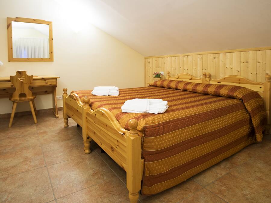 Classic Double Room | In-room safe, desk, cots/infant beds, free WiFi
