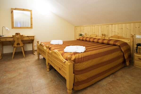 Classic Double Room | In-room safe, desk, cribs/infant beds, free WiFi - Hotel Trieste (Tarvisio)