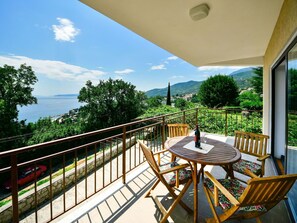 Outdoor dining - Beautiful apartment for 6 guests with A/C, WIFI, TV and balcony (Opatija)