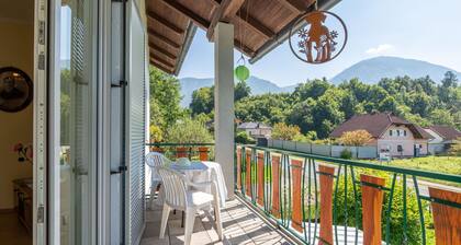Joli appartement pour 6 personnes avec WIFI, TV, patio, animaux admis, vue panoramique et parking