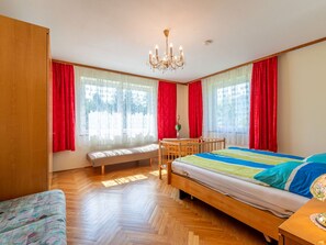 3 chambres, fer et planche à repasser, lit de bébé portatif